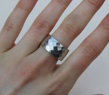 Load image into Gallery viewer, Diamond Pattern Ring
